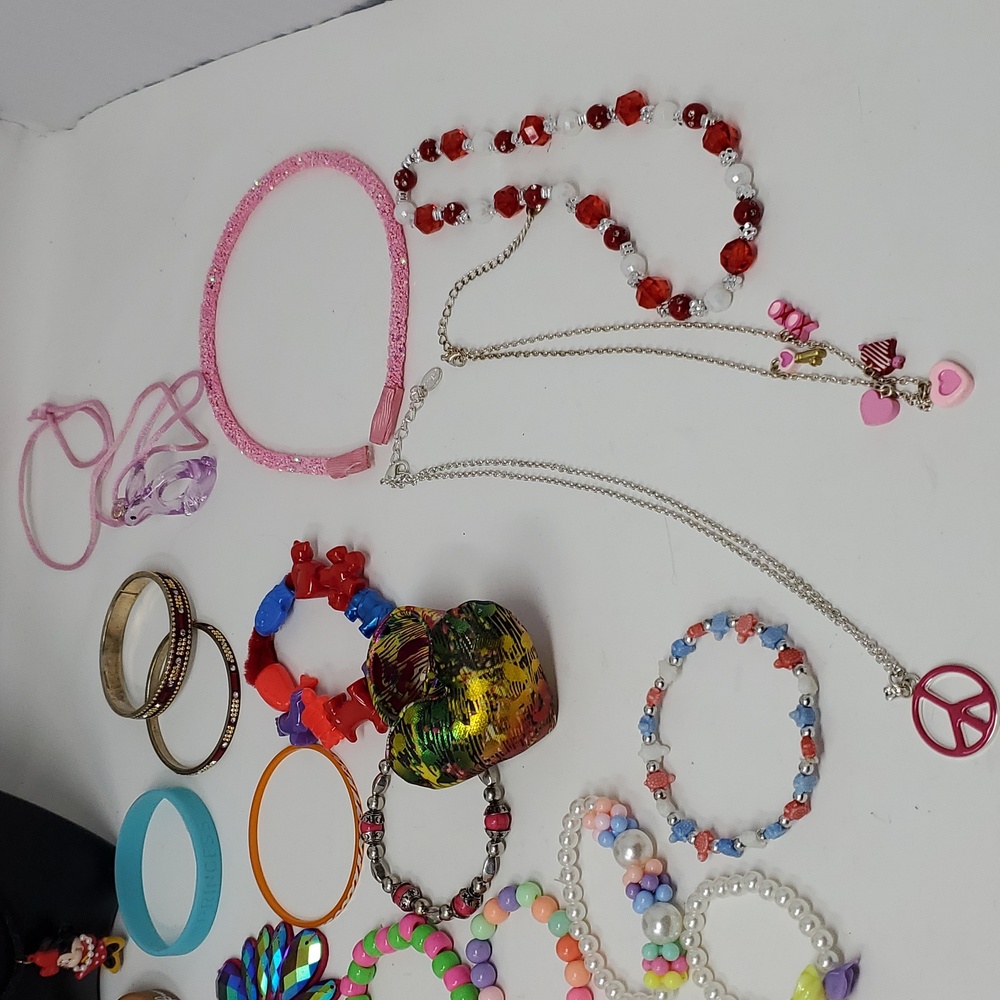 Kids Jewelry Mixed Lot Over 30 Pcs Mini Mouse M&M Bolo - Picture 8 of 17